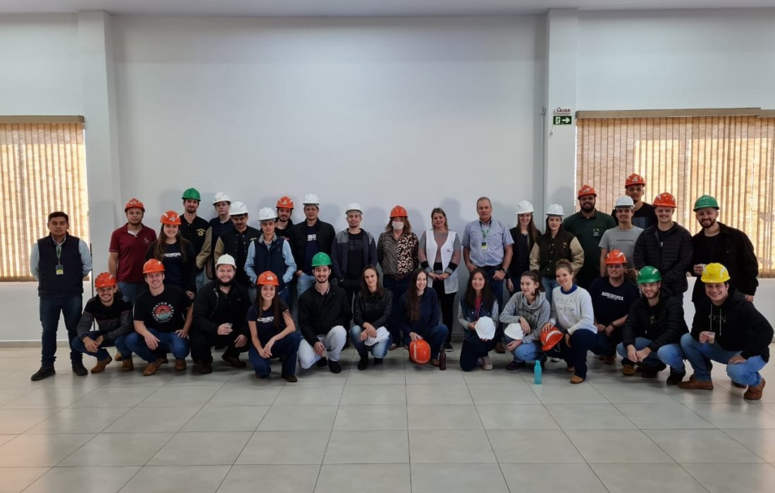 Copagril recebe acad&ecirc;micos de agronomia da Unioeste para visita t&eacute;cnica