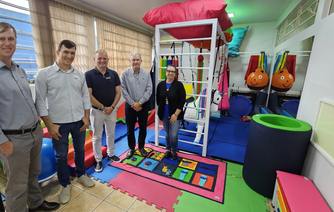 Copagril doa equipamentos para Sala Sensorial da APAE de Marechal Rondon