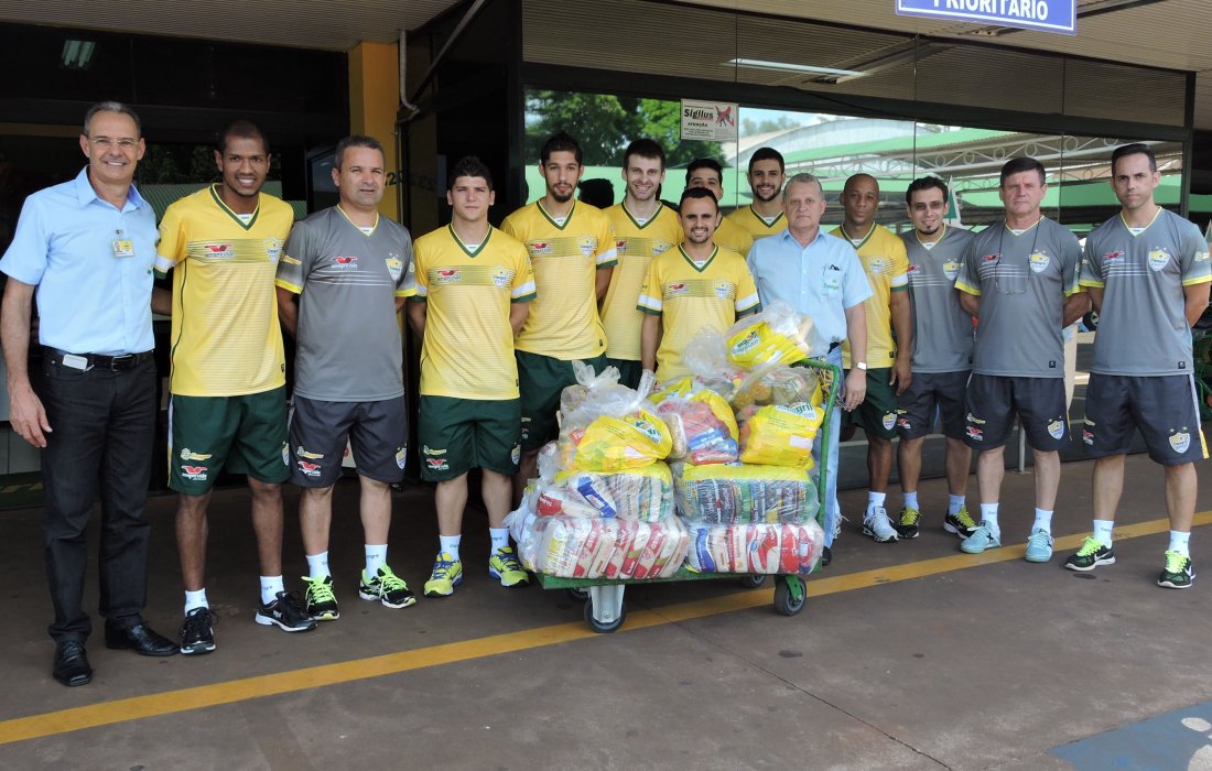 Copagril Futsal repassa donativos arrecadados em amistoso