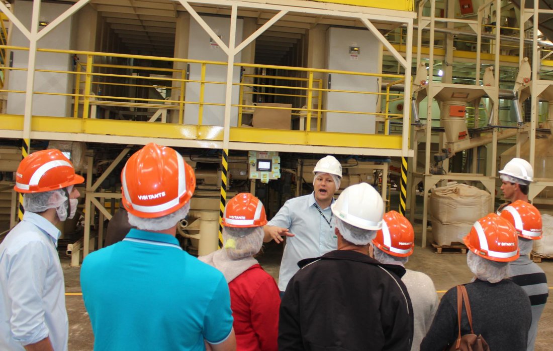 Produtores participam de visita t&eacute;cnica &agrave; F&aacute;brica de Ra&ccedil;&otilde;es Copagril