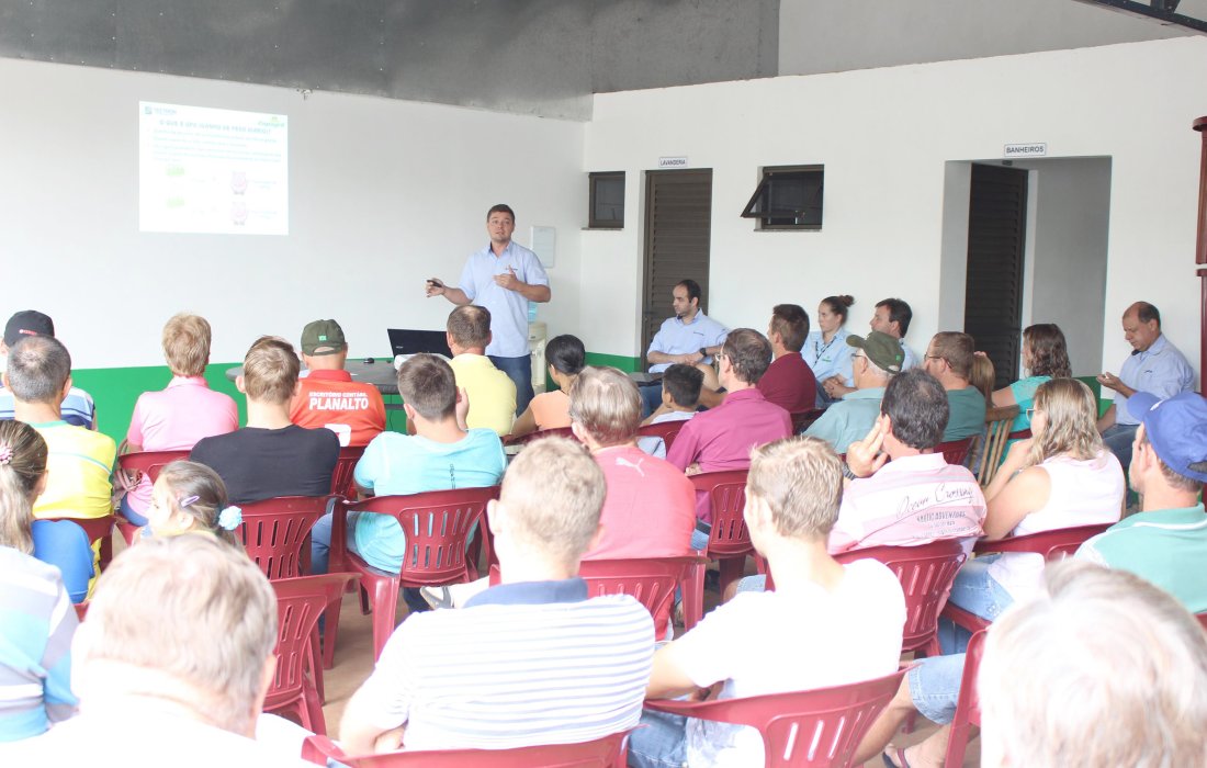 Suinocultores da Copagril recebem palestra sobre manejo de ra&ccedil;&atilde;o