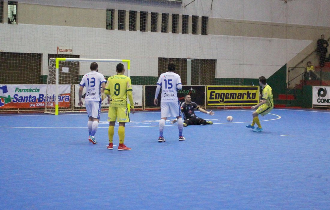 Copagril Futsal sofre derrota para Foz mas ainda tem chance de se classificar