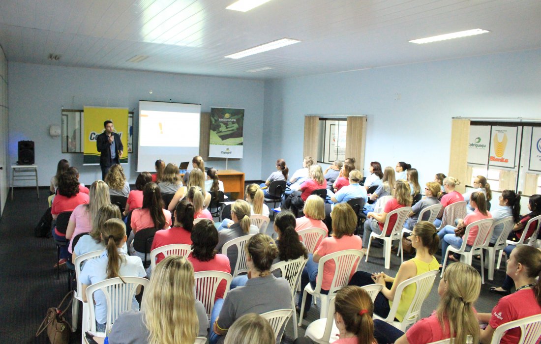 Copagril realiza palestra para funcion&aacute;rias com m&eacute;dico da Uopeccan