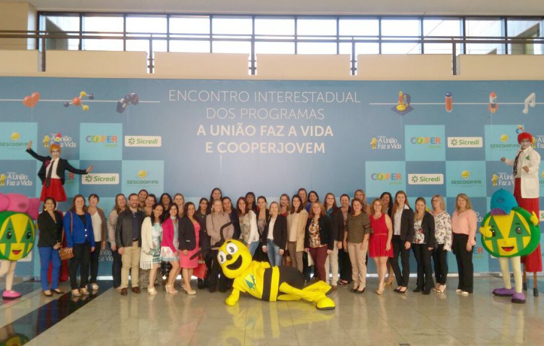 Educadores da &aacute;rea de a&ccedil;&atilde;o da Copagril participam de encontro do Programa Cooperjovem em Curitiba