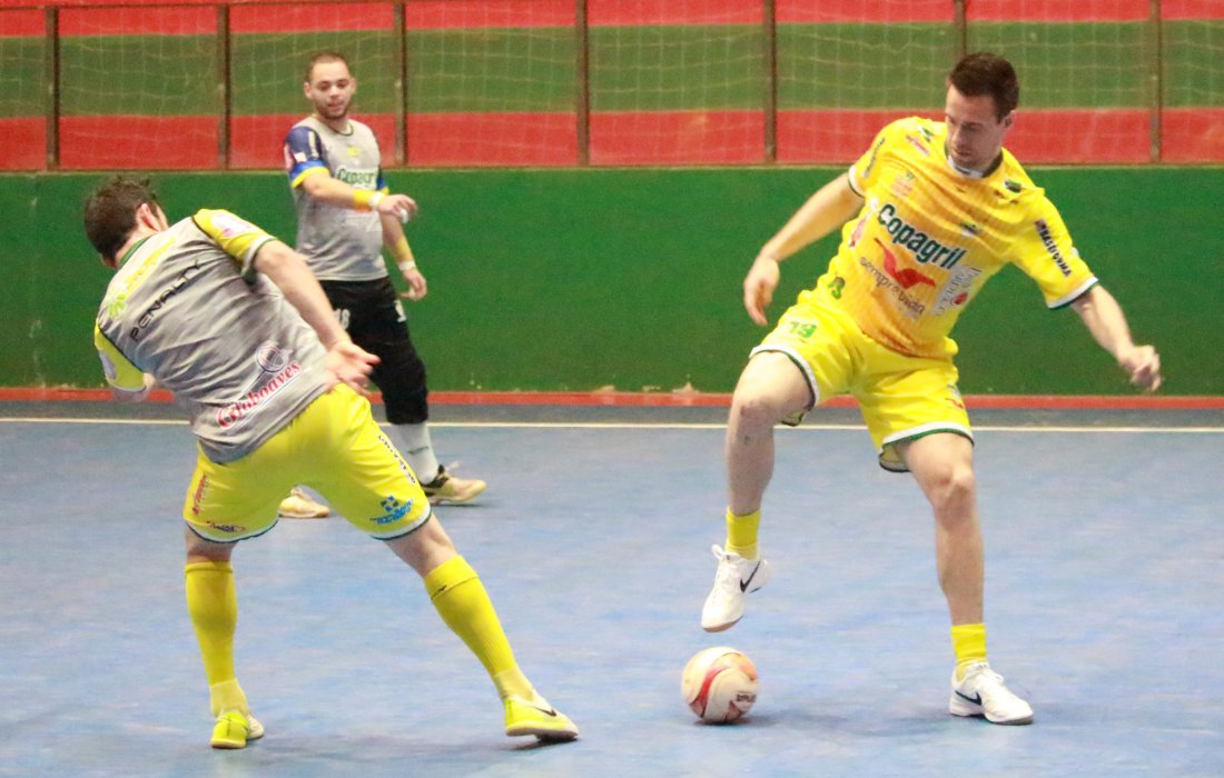 Ap&oacute;s quatro meses de recupera&ccedil;&atilde;o, Ronaldo j&aacute; treina com bola na Copagril Futsal