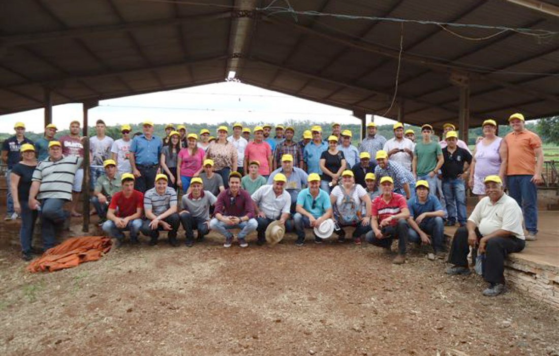 Produtores de Umuarama e Salgado Filho visitam Criat&oacute;rio de Bezerras da Copagril