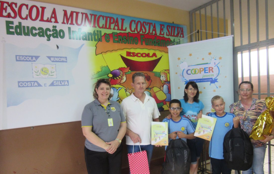 Alunos classificados para a fase estadual das reda&ccedil;&otilde;es do Cooperjovem recebem homenagem da Copagril