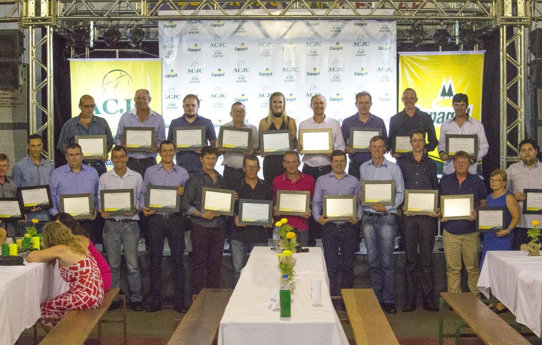 Solenidade com homenagens marca comemora&ccedil;&atilde;o dos 40 anos da ACJC