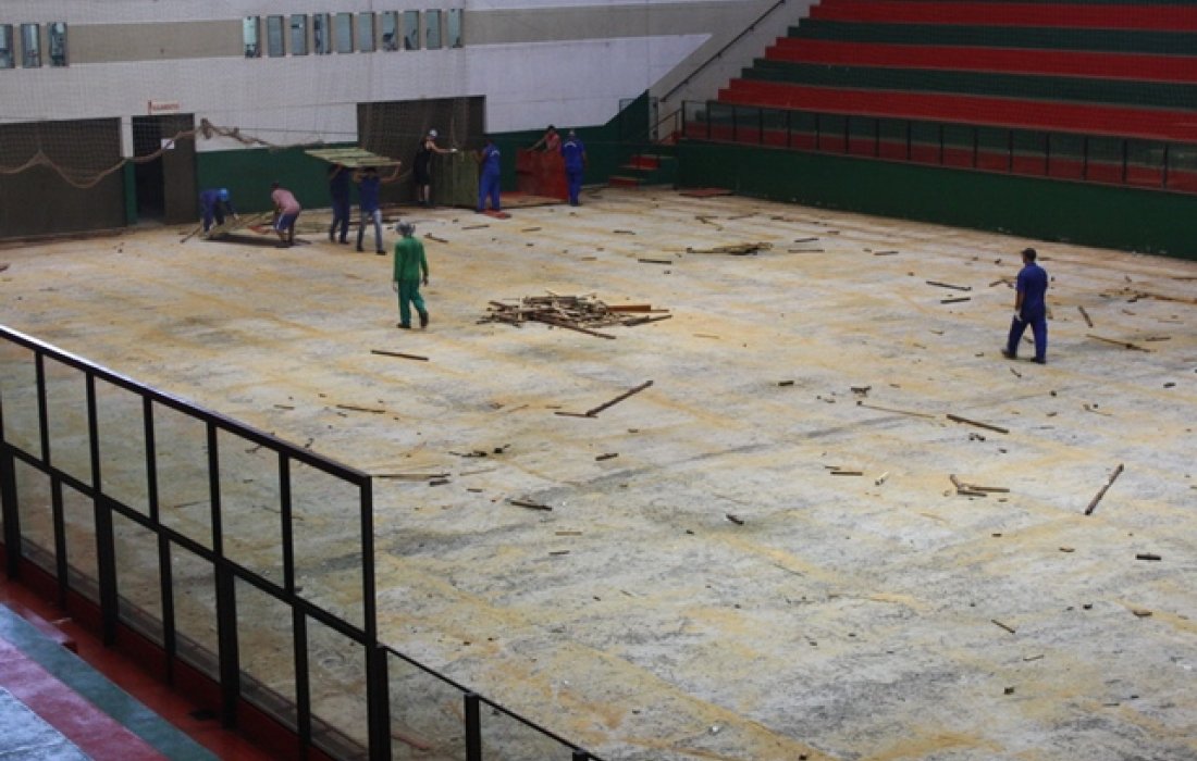 Gin&aacute;sio Ney Braga receber&aacute; novo piso de madeira com amortecedor