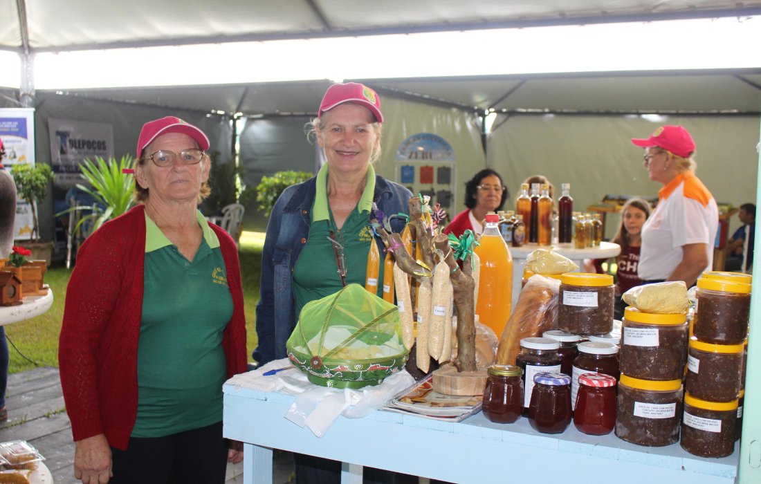 Mulheres cooperativistas comercializam produtos coloniais e artesanais no Dia de Campo