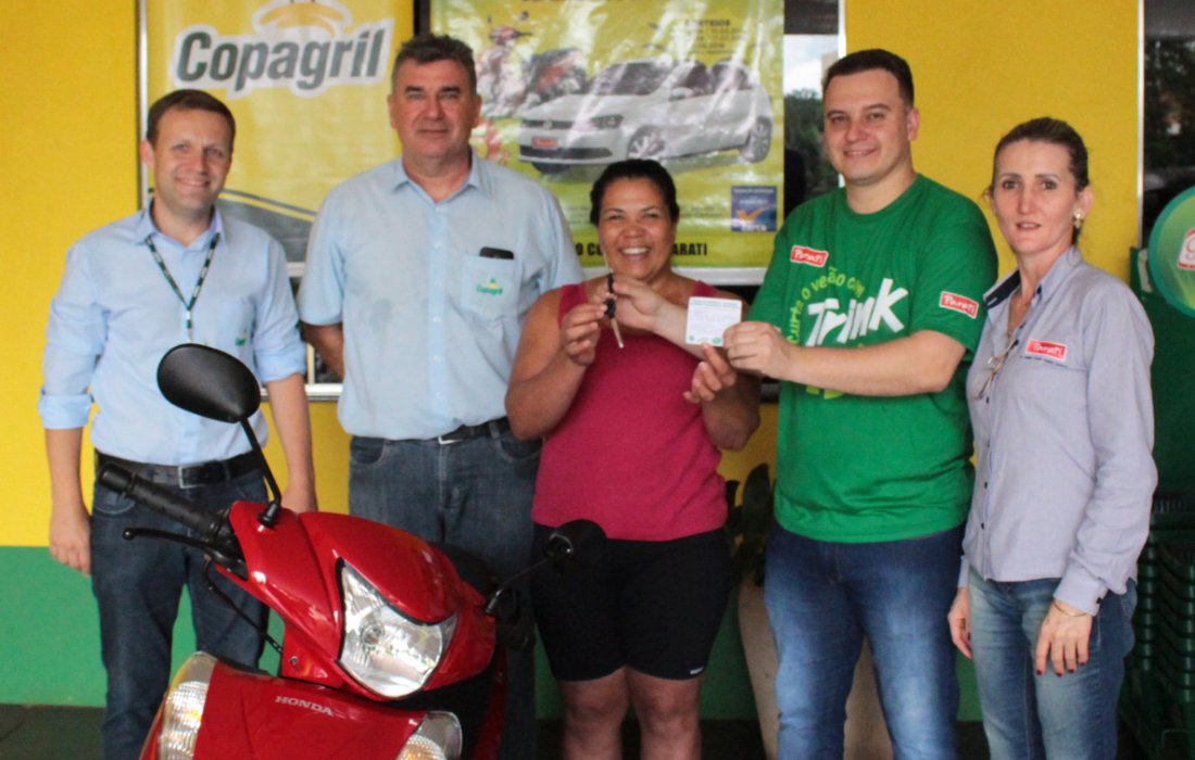 Cliente do Supermercado Copagril de Novo Sarandi &eacute; contemplada com uma moto