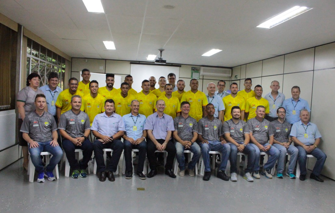 Atletas da Copagril Futsal se apresentam &agrave; diretoria