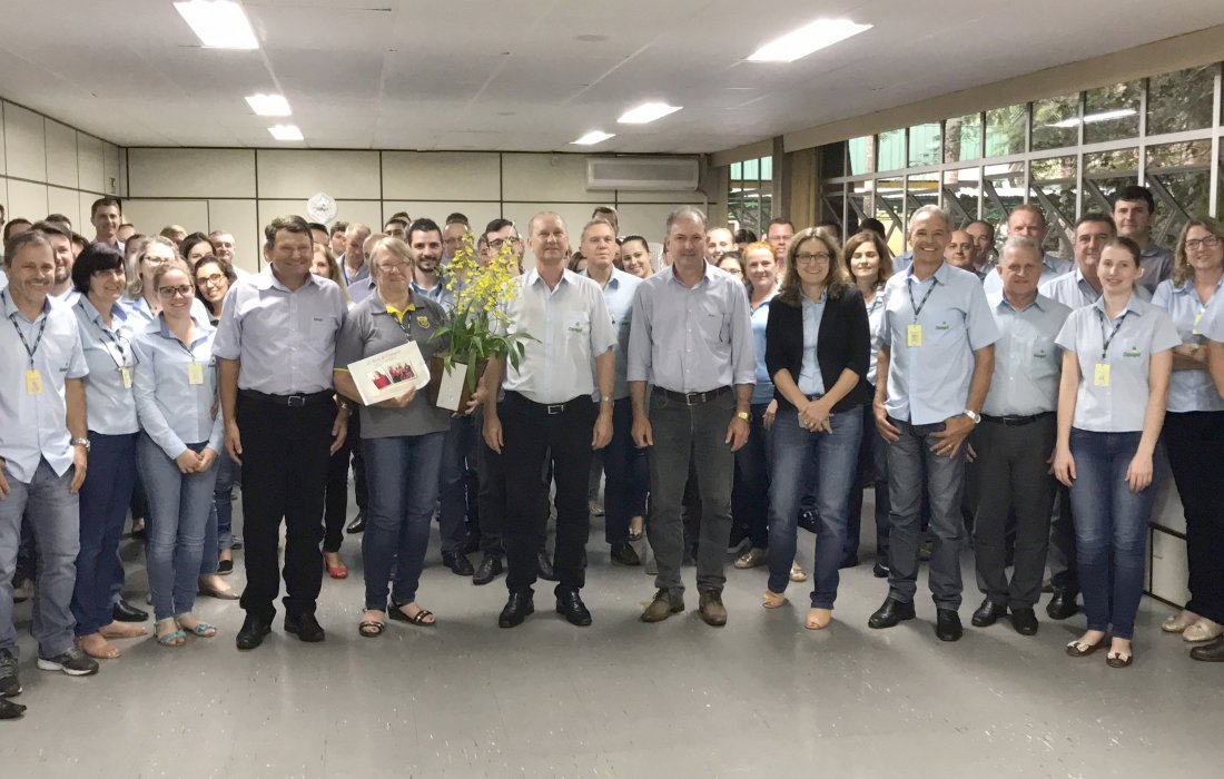 Copagril homenageia funcion&aacute;ria que completa 45 anos de empresa