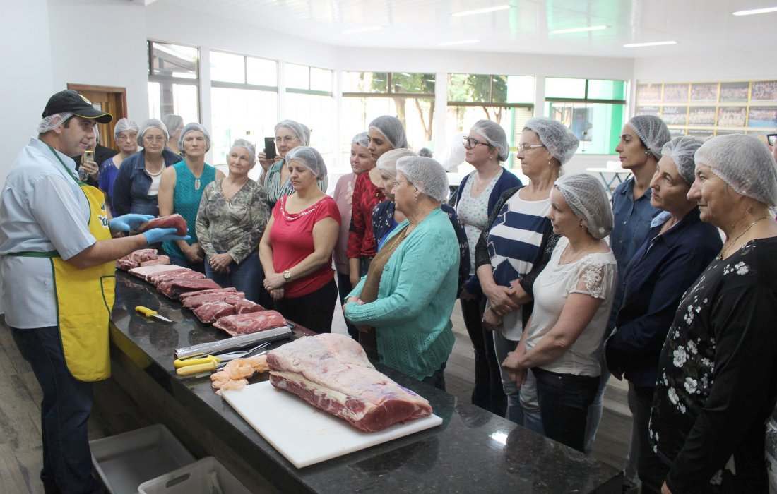 Copagril realiza Oficina de Cortes de Carnes Nobres para s&oacute;cias dos comit&ecirc;s femininos