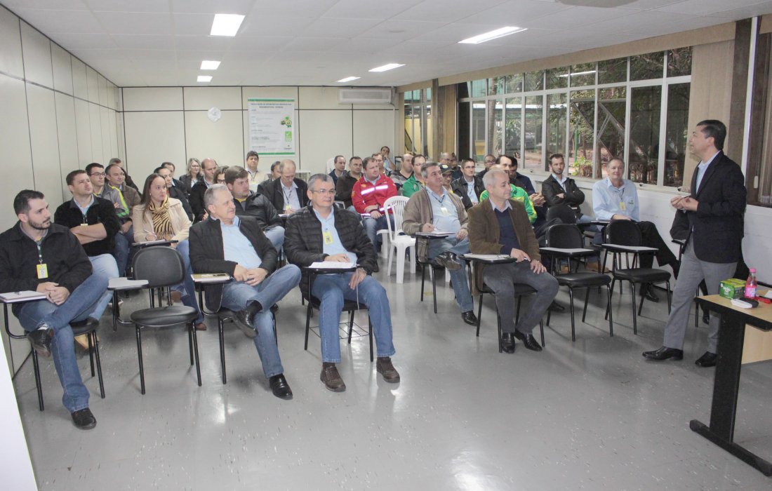 Claudio Shimoyama palestra na Copagril sobre o perfil do novo profissional