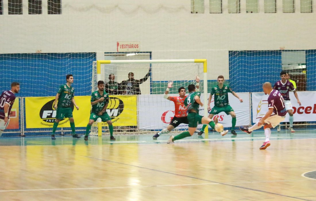 Copagril Futsal goleia Paranava&iacute; com placar de 9x3 e assume a lideran&ccedil;a do Paranaense