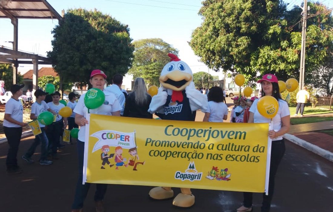 Estudantes evidenciam programa Cooperjovem no desfile de 7 de setembro