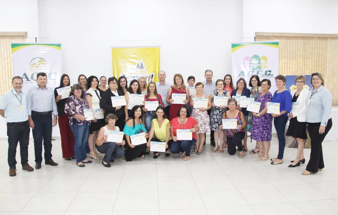 Mulheres e jovens recebem certificados durante formatura do Curso de Lideran&ccedil;a da Copagril