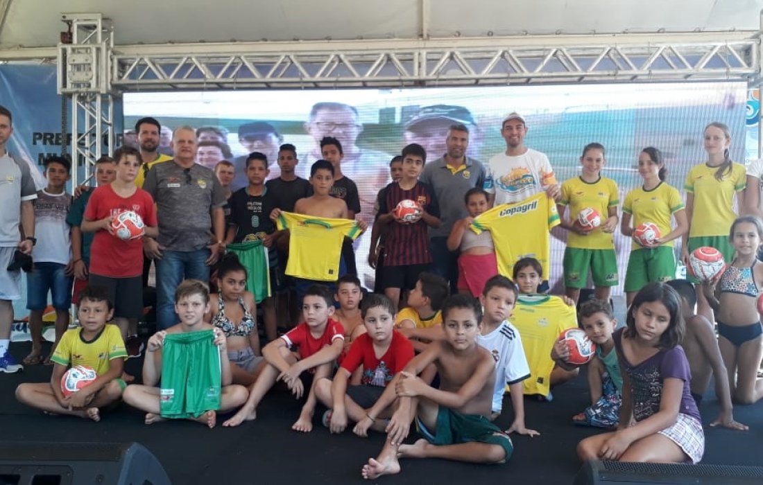 AACC e Prefeitura realizam entrega de material para Escolinha de Futsal de Porto Mendes