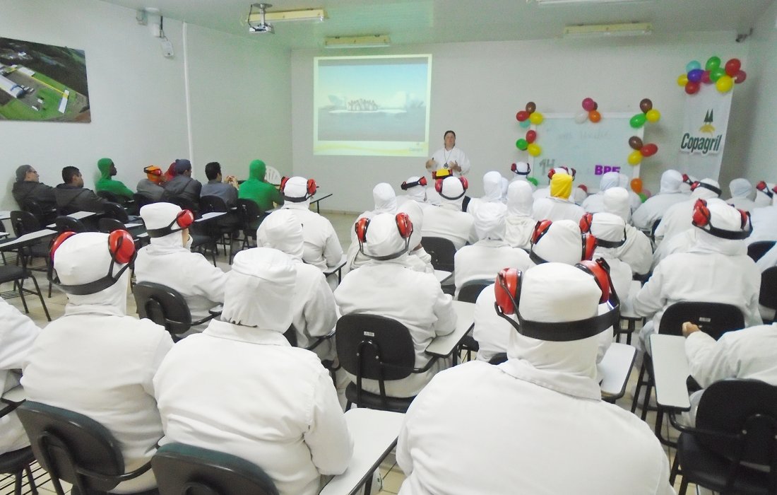 Boas Pr&aacute;ticas de Fabrica&ccedil;&atilde;o s&atilde;o tema de workshop no frigor&iacute;fico da Copagril