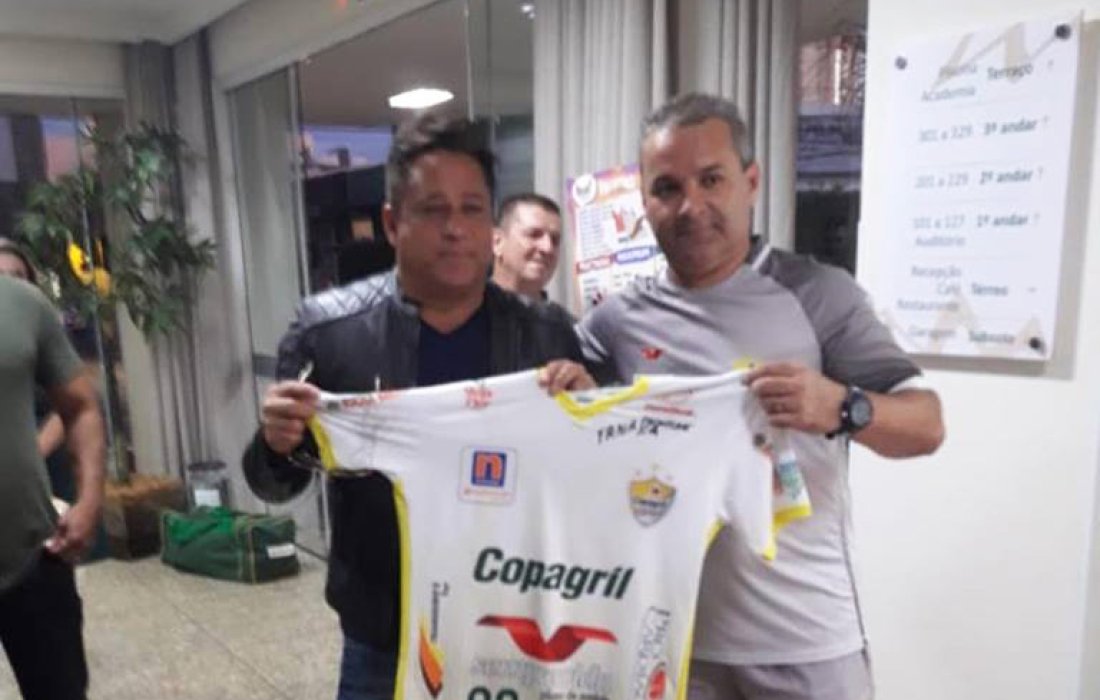 Cantor Leonardo recebe camiseta da AACC Copagril Futsal