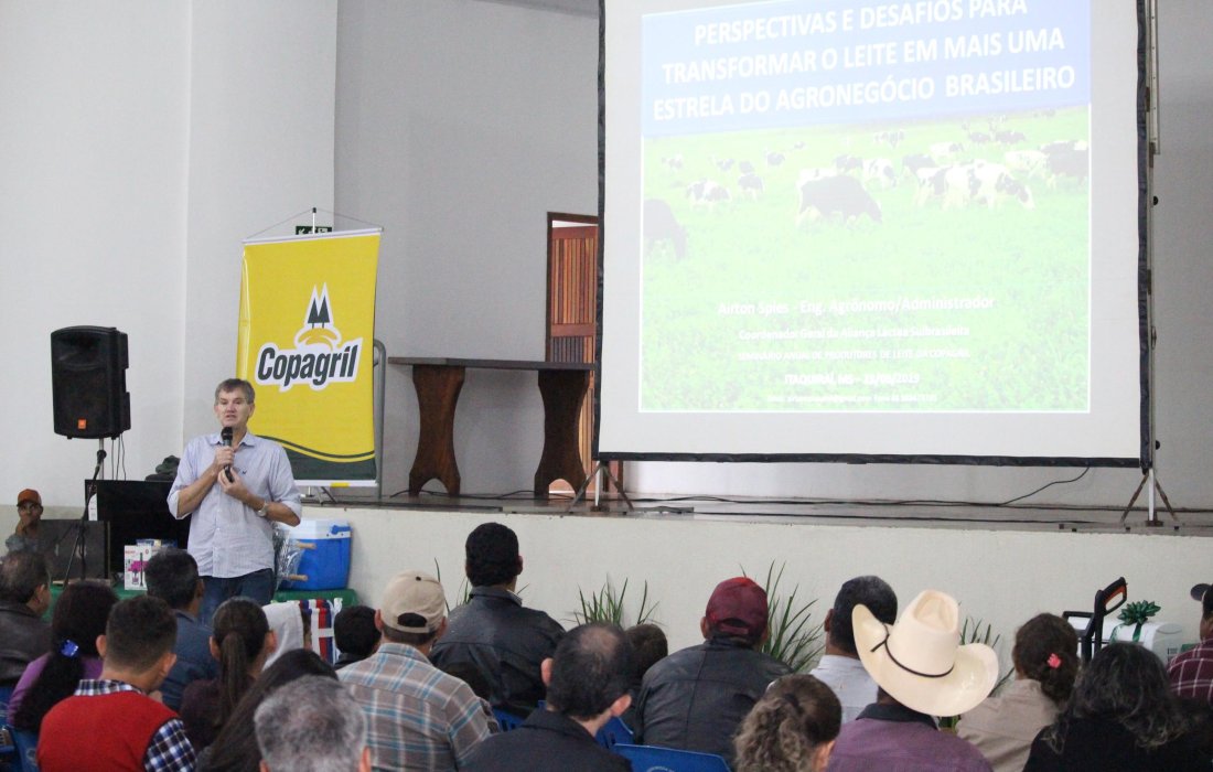 Produtores do Mato Grosso do Sul s&atilde;o homenageados no Semin&aacute;rio de Leite Copagril