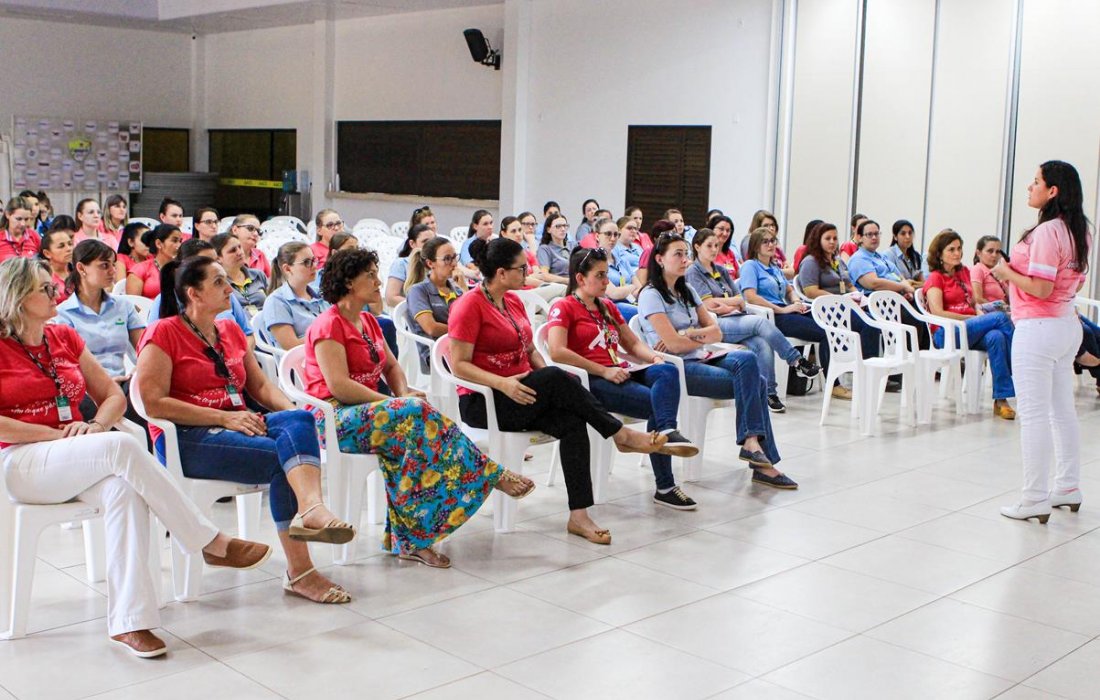 Colaboradoras da Copagril recebem orienta&ccedil;&otilde;es sobre c&acirc;ncer de mama