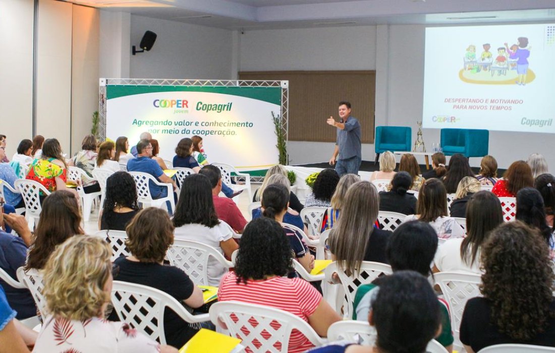 Conhecimento e magia marcam evento anual de encerramento do Cooperjovem na Copagril