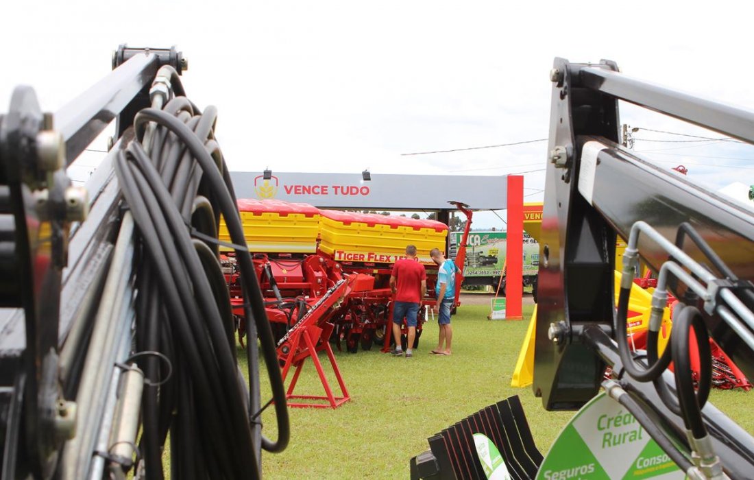 Dia de Campo Copagril &eacute; vitrine de maquin&aacute;rios agr&iacute;colas de &uacute;ltima tecnologia