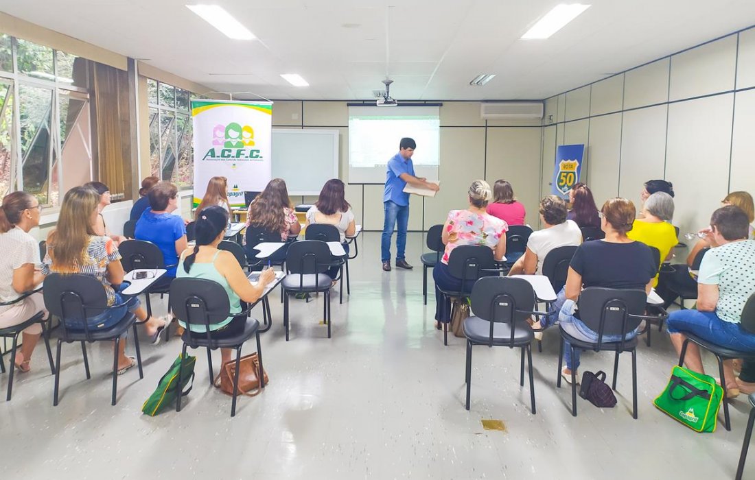 Associadas dos Comit&ecirc;s Femininos da Copagril participam de treinamento