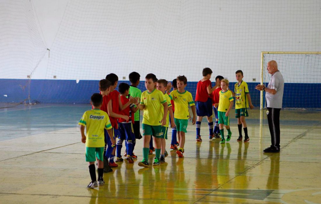 Escolinhas de futsal e futebol da AACC realizam interc&acirc;mbio com atletas do Paraguai