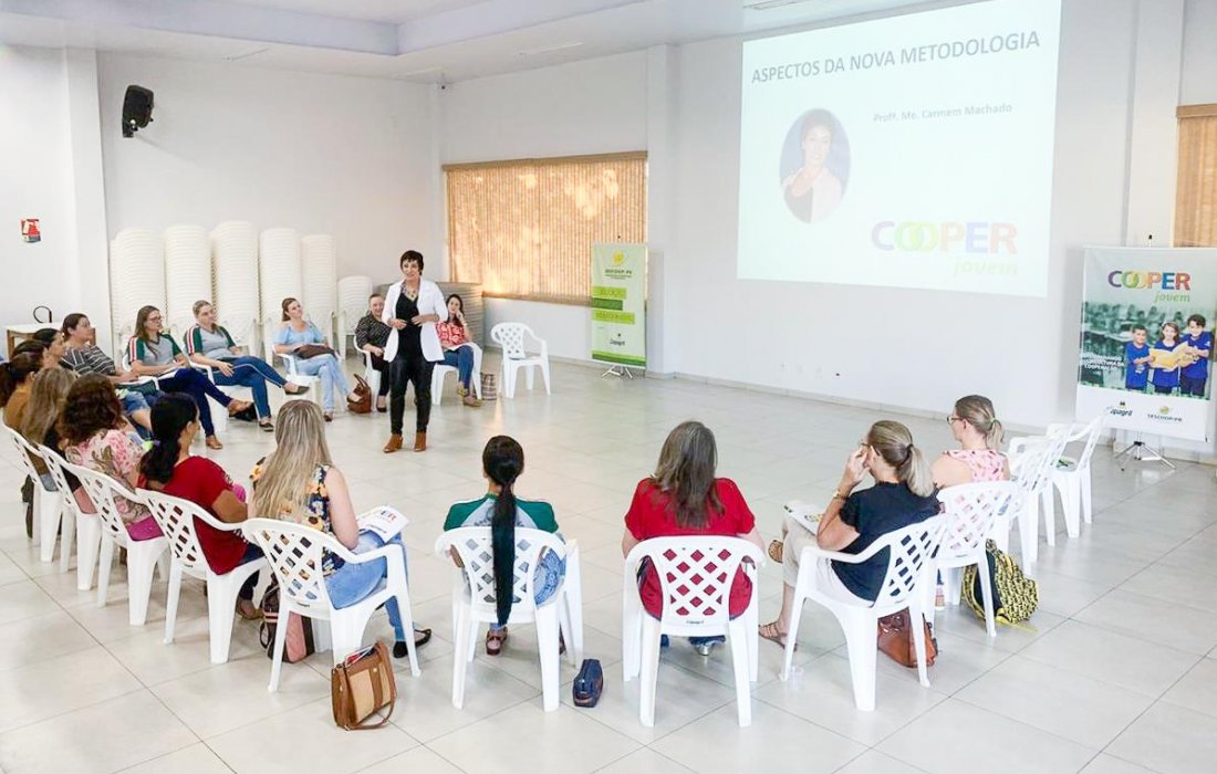 Educadores participam de curso de forma&ccedil;&atilde;o no Cooperjovem