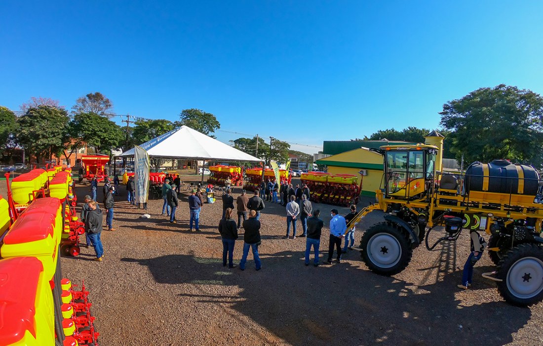 Copagril entrega 13 m&aacute;quinas para produtores rurais