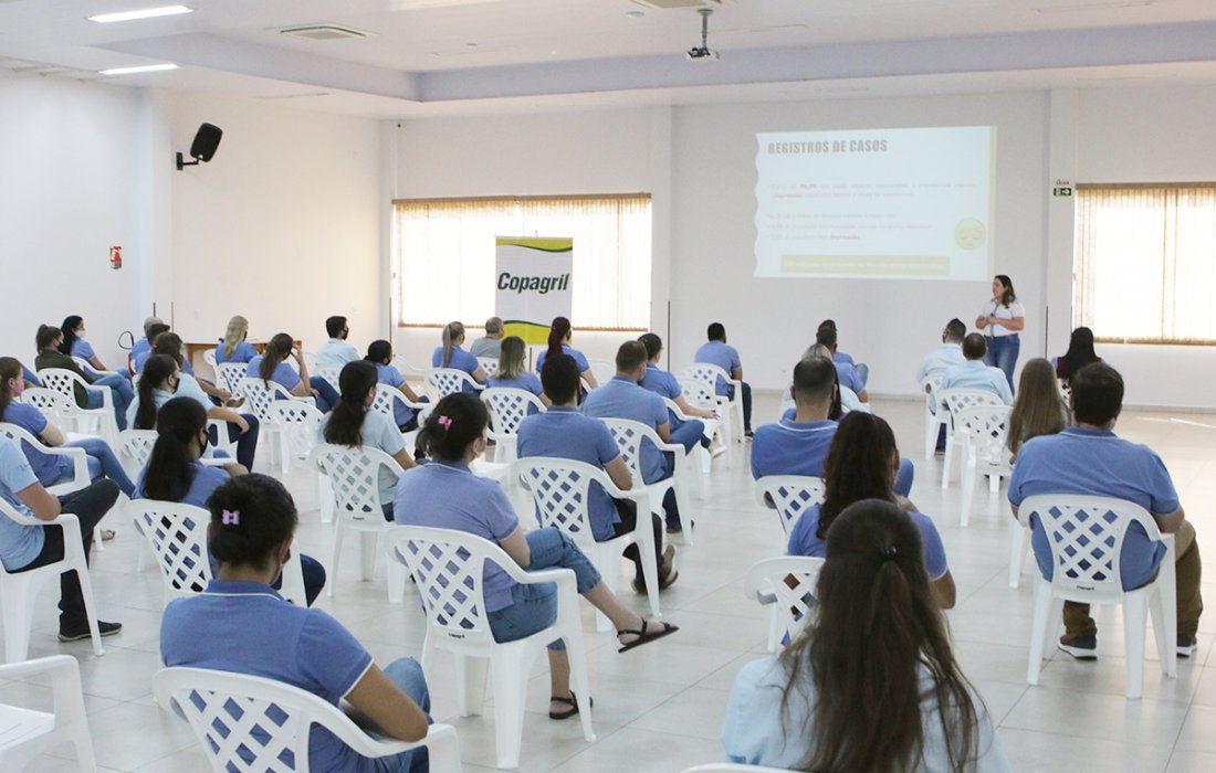 Empregados da Copagril participam de palestra do Setembro Amarelo