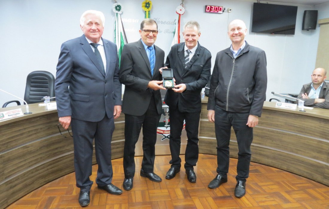 Funcion&aacute;rio Com 30 Anos De Copagril &Eacute; Homenageado Com Medalha De �Honra Ao M&eacute;rito� 