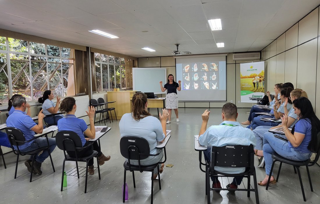 Copagril realiza curso de libras