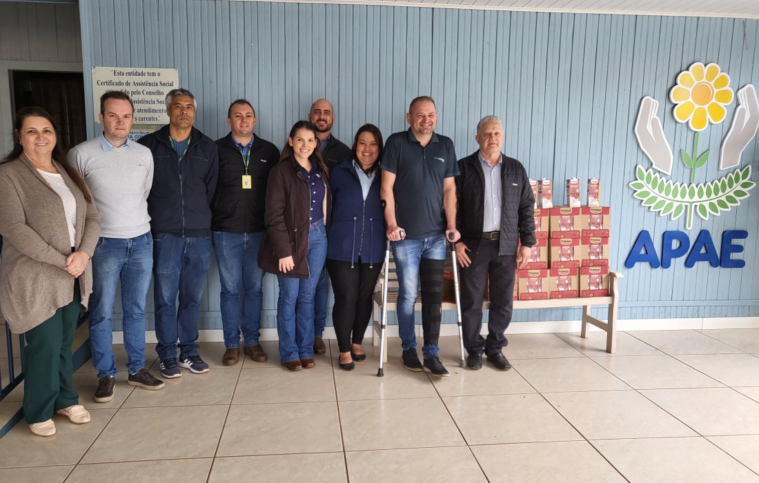 Copagril e Ceva entregam caixas de leite para o asilo e APAE