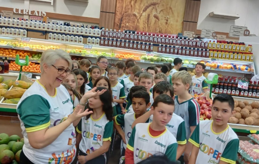 Alunos do Cooperjovem tem aula de aprendizado no Supermercado Copagril.