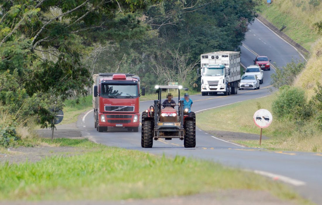 Circula&ccedil;&atilde;o de m&aacute;quinas agr&iacute;colas exige aten&ccedil;&atilde;o nas estradas da regi&atilde;o.