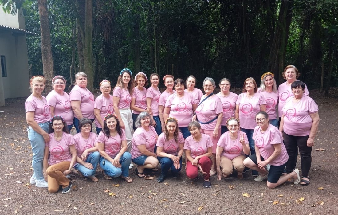 Comit&ecirc; Feminino Raio de Luz veste a causa do Outubro Rosa