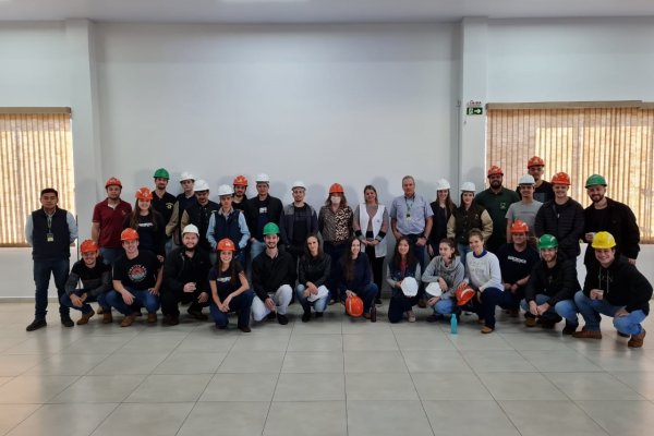 Copagril recebe acad&ecirc;micos de agronomia da Unioeste para visita t&eacute;cnica