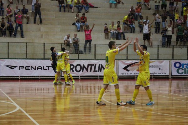 Copagril Futsal conquista vit&oacute;ria sobre Castro e se mant&eacute;m no topo