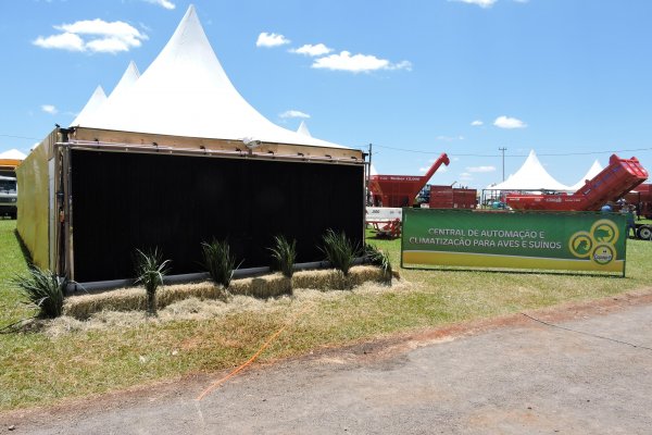 Minigranja demonstra tecnologias para ambi&ecirc;ncia e alimenta&ccedil;&atilde;o de aves e su&iacute;nos
