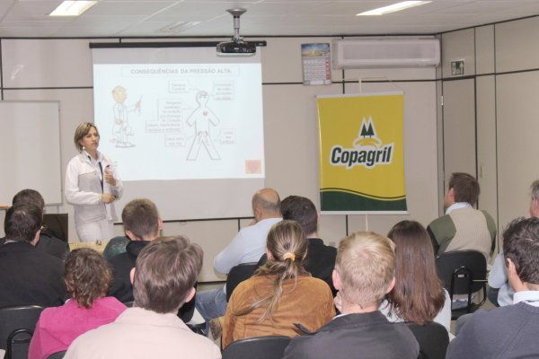 Funcion&aacute;rios assistem a palestra sobre hipertens&atilde;o arterial