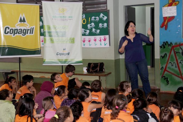 Copagril realiza palestras sobre cooperativismo em escolas da regi&atilde;o