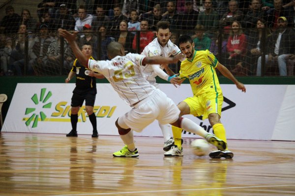 Torcida lota gin&aacute;sio e jogo entre Copagril e Intelli termina no empate