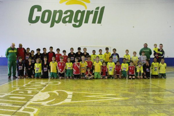 Escolinha de futsal AACC faz amistoso como forma de interc&acirc;mbio com Pato Branco 