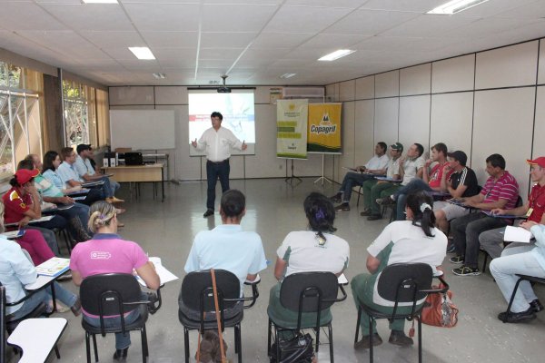 Funcion&aacute;rios da Copagril participam de curso sobre seguran&ccedil;a com produtos inflam&aacute;veis