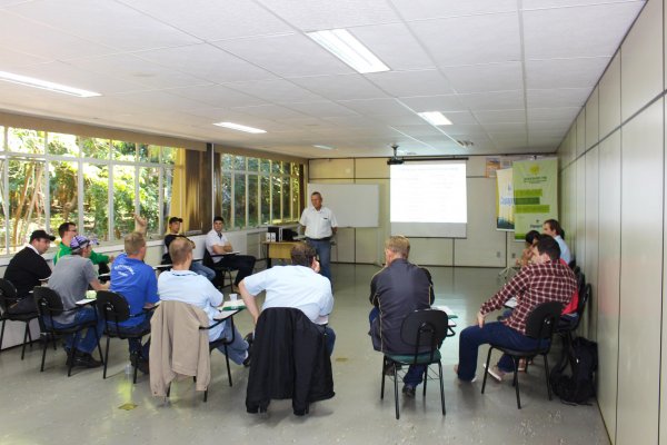 Funcion&aacute;rios da Copagril t&ecirc;m curso sobre seguran&ccedil;a em servi&ccedil;os com eletricidade
