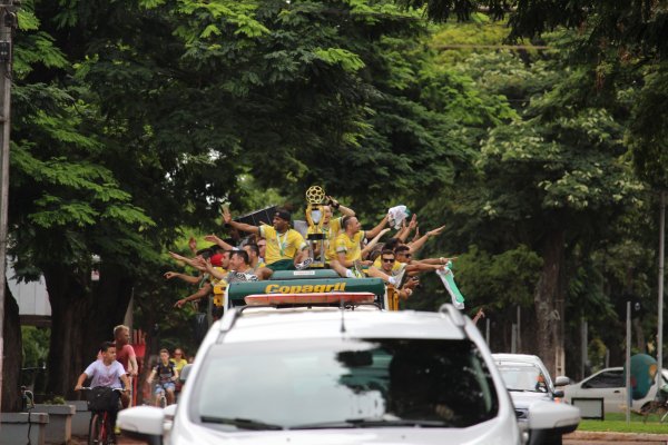 Copagril Futsal para a cidade de Marechal C&acirc;ndido Rondon comemorando t&iacute;tulo paranaense 2016